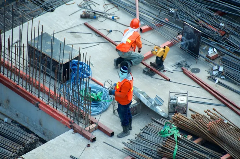 Equipo de ingenieros supervisando una obra de construcción civil